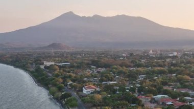 Göz kamaştırıcı manzara dağları, sakin sahil kenarları ve Nikaragua 'da alacakaranlık vakti yemyeşil alanları sergiliyor..