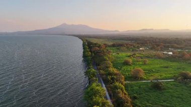 Nikaragua 'da gölün yanındaki Mombacho volkanı hava aracının alacakaranlık vakti görüntüsü.