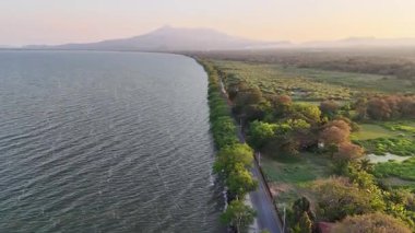 Mombacho volkanik hava aracı manzaralı gölün yanındaki yol.