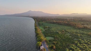 Volkan ve göl kıyısı arka plan hava aracı manzaralı doğal manzara.