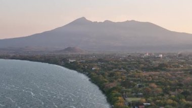 Nikaragua 'daki Granada caddeleri Mombacho volkanik arka planında hava manzarası