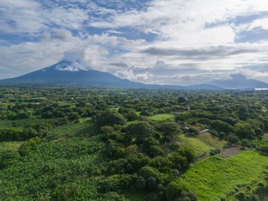 Parlak güneşli bir günde Ometepe Adası 'nın yeşil hava aracı manzarası
