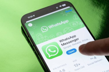 New York, ABD - 30 Mart 2025: Whatsapp 'ı akıllı telefon ekranında açmak
