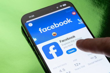 New York, ABD - 30 Mart 2025: Akıllı telefon ekranında Facebook uygulaması açılıyor