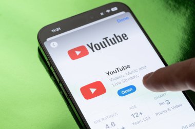 New York, ABD - 30 Mart 2025: Akıllı telefon ekranında Youtube uygulaması açılıyor