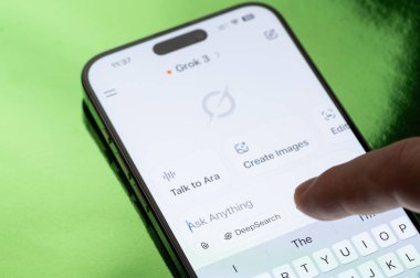 New York, ABD - 30 Mart 2025: Akıllı telefon ekranında Grok 3 Yapay Zeka uygulaması kullanarak