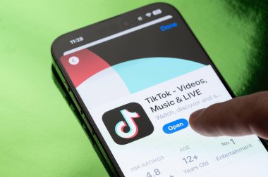 New York, ABD - 30 Mart 2025: Akıllı telefon ekranında TikTOK uygulaması açılıyor