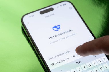 New York, ABD - 30 Mart 2025: Akıllı telefon ekranında Deepseek Al uygulaması kullanarak