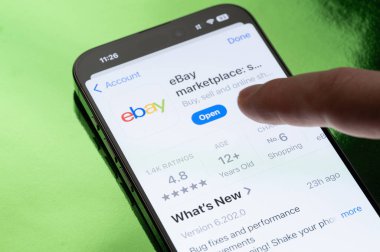 New York, ABD - 30 Mart 2025: Akıllı telefon ekranında Ebay uygulaması açılıyor