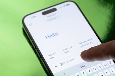 New York, ABD - 30 Mart 2025: Akıllı telefon ekranında Gemini yapay zeka uygulaması kullanarak