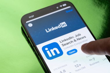 New York, ABD - 30 Mart 2025: Akıllı telefon ekranında Linkedin uygulaması açılıyor