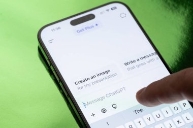 New York, ABD - 30 Mart 2025: Akıllı telefon ekranında ChatGPT Al uygulaması kullanarak