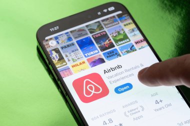 New York, ABD - 30 Mart 2025: Akıllı telefon ekranında Airbnb uygulaması açılıyor