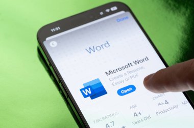 New York, ABD - 30 Mart 2025: Akıllı telefon ekranında Microsoft Word uygulaması açılıyor