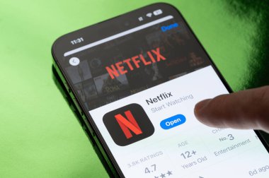 New York, ABD - 30 Mart 2025: Akıllı telefon ekranında Netflix uygulaması açılıyor