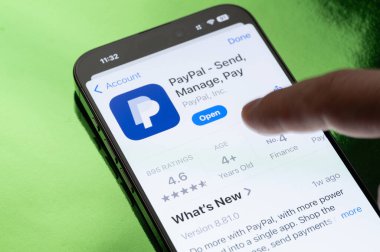 New York, ABD - 30 Mart 2025: Akıllı telefon ekranında Paypal uygulaması açılıyor