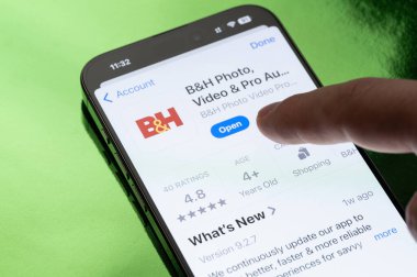 New York, ABD - 30 Mart 2025: Akıllı telefon ekranında B & H uygulaması açılıyor