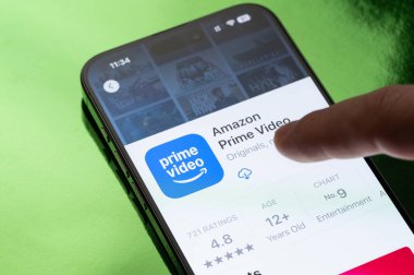 New York, ABD - 30 Mart 2025: Akıllı telefon ekranında Amazon Prime video uygulaması açılıyor
