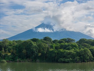 Arka planda yanardağ manzaralı Ometepe orman kıyıları