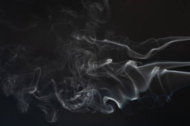 Siyah stüdyo arka planında duman girdapları izole