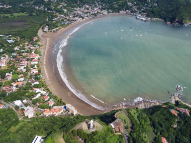 San Juan Del Sur kıyı insansız hava aracı güneşli ışıkta