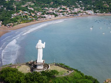İsa Mesih Staue Green Hill 'deki anıt San Juan Del Sur kasabasının arka plan hava aracı görüntüsü