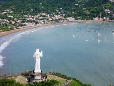 San Juan Del Sur 'un simgesi, tepedeki İHA manzaralı İsa heykeli.