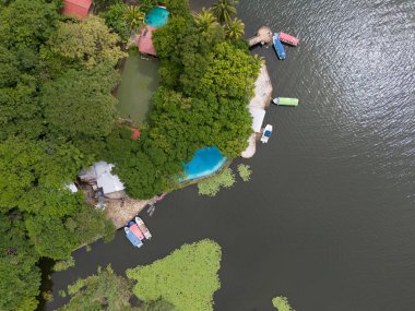 Güneşli bir günde havuz insansız hava aracı manzaralı tropikal ada