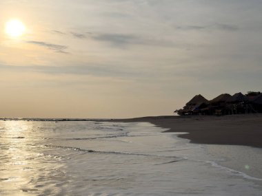 Okyanus sahili seyahat teması turuncu günbatımı renklerinde