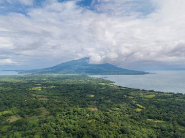 Yeşil Ometepe adası. Arka planda hava aracı manzaralı maderas volkanı manzarası.
