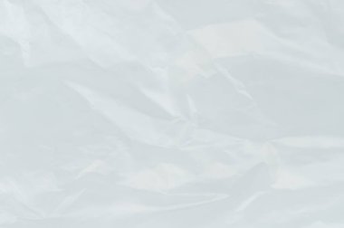 Kırışık plastik yüzeyin yakın plan görüntüsü açık gri tonu karmaşık dokular ve ince varyasyonlarla gösterir.