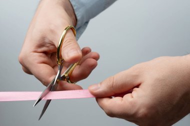 Açılış töreni teması. Makasla kes kurdeleyi izole et