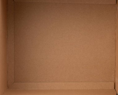 Boş kahverengi karton kutu görüntülendi, temiz, işaretsiz iç tasarımı depolanmaya veya nakliyeye hazır..