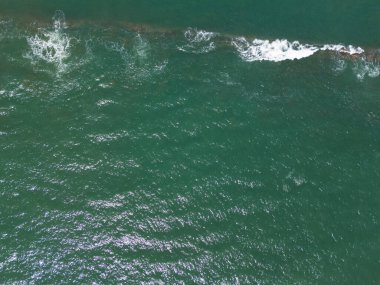 Yeşil soyut okyanus su yüzeyi, yukarıdan görünüşü dalgalı.