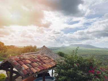 Nefes kesici manzaralar yemyeşil tepeler ve bulutlu gökyüzü büyüleyici çatıdan gün batımında.