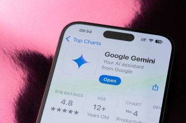 New York, ABD - 22 Mayıs 2025: Google Gemini mobil uygulama sıralaması akıllı telefon ekranında makro görünümü kapat