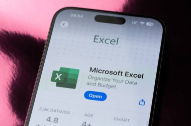 New York, ABD - 22 Mayıs 2025: Microsoft Excel mobil uygulama sıralaması akıllı telefon ekranında makro görünümü kapat