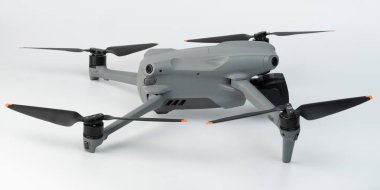 Stüdyo arka planında izole edilmiş, açık kanatları olan bir kuadkopter.