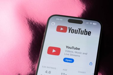 New York, ABD - 22 Mayıs 2025: Akıllı telefon ekranındaki Youtube mobil uygulama sıralaması makro görünümü kapat