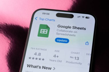 New York, ABD - 22 Mayıs 2025: Akıllı telefon ekranındaki mobil uygulama sıralaması makro görünümü kapat