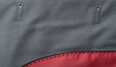 Görünür dikiş desenleri ve kenar boyunca koyu renk kontrastı, işçiliği vurguluyor.