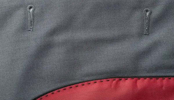 Görünür dikiş desenleri ve kenar boyunca koyu renk kontrastı, işçiliği vurguluyor.