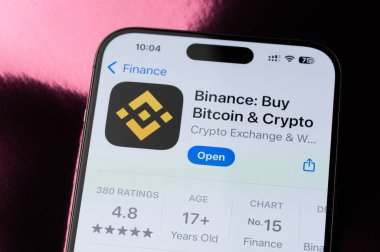 New York, ABD - 22 Mayıs 2025: Akıllı telefon ekranındaki Binance mobil uygulama sıralaması makro görünümü kapat