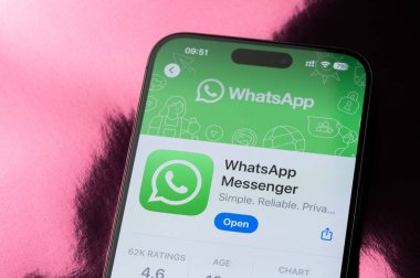 New York, ABD - 22 Mayıs 2025: Whatsapp Messenger mobil uygulama sıralaması akıllı telefon ekranında makro görünümü kapat
