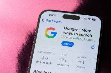 New York, ABD - 22 Mayıs 2025: Akıllı telefon ekranındaki Google mobil uygulama sıralaması makro görünümü kapat