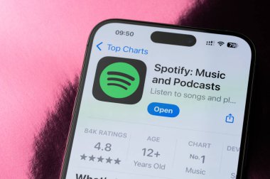 New York, ABD - 22 Mayıs 2025: Akıllı telefon ekranındaki mobil uygulama sıralamasını bozun