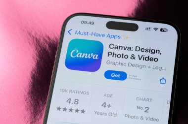 New York, ABD - 22 Mayıs 2025: Akıllı telefon ekranındaki Canva mobil uygulama sıralaması makro görünümü kapat