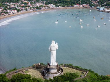 San Juan Del Sur 'daki İsa heykeli arka planda, insansız hava aracı görüşünde.