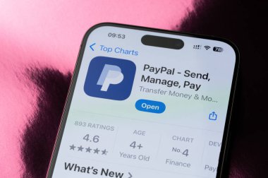 New York, ABD - 22 Mayıs 2025: Akıllı telefon ekranında Paypal mobil uygulama sıralaması makro görünümü kapat