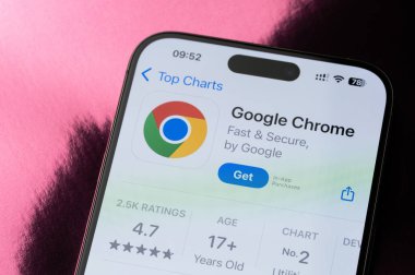 New York, ABD - 22 Mayıs 2025: Google Chrome mobil uygulama sıralaması akıllı telefon ekranında makro görünümü kapat